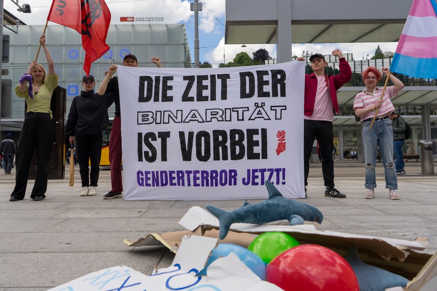 “Die Zeit der Geschlechterbinarität ist vorbei”: JUSO St.Gallen zerschlägt die binäre Uhr